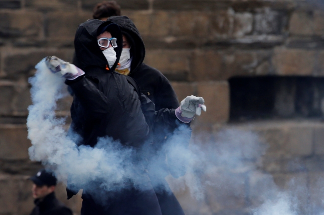 Fransa’da hükümet karşıtı gösteriler devam ediyor